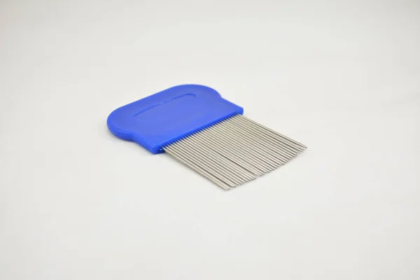 コームステンレス製の歯青ハンドルは 髪の毛の上に夜と米を削除するために使用 — ストック写真