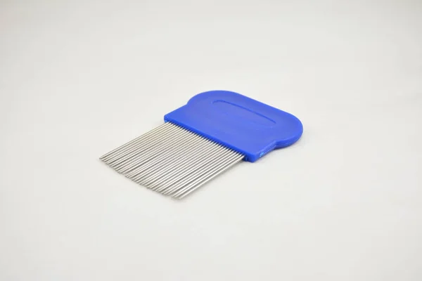 コームステンレス製の歯青ハンドルは 髪の毛の上に夜と米を削除するために使用 — ストック写真