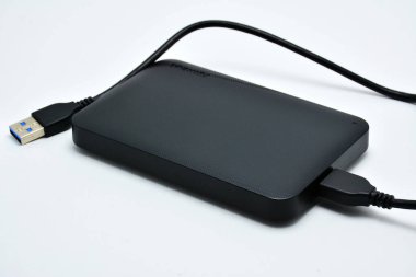 MANILA, PH - 10 Temmuz - Toshiba taşınabilir harici sabit disk usb kablosu ile 10 Temmuz 2020 tarihinde Manila, Filipinler.