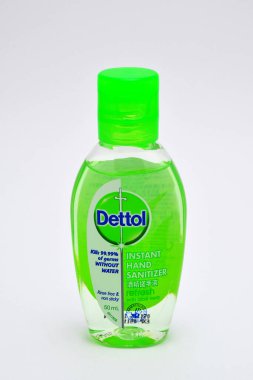 MANILA, PH - 10 Temmuz - 10 Temmuz 2020 tarihinde Manila, Filipinler 'de aloe vera ile detol el dezenfektanı tazeleme.