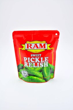 QUEZON ŞEHRİ, PH - 8 Temmuz - 8 Temmuz 2020 'de Quezon City, Filipinler' de tatlı turşu çeşnisi.