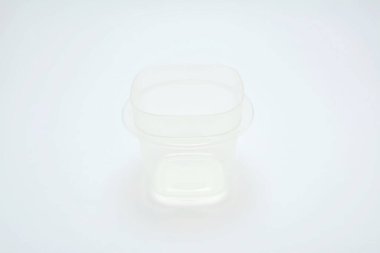 Uzun süre sıvı depolamak için şeffaf plastik kap kullanımı