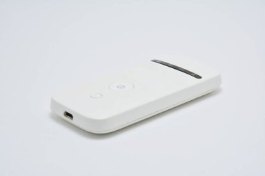 Günün her saatinde internete bağlanmak için kullanılabilen beyaz taşınabilir cep kablosuz aygıtı