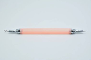 Pembe çimdik ve kazıyıcı sivilce çıkarıcı kalem kullanımı yüzünden.