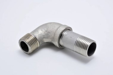 Su borusu bağlantısı için metal boru uydurma kullanımı