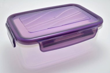 Uzun süre yiyecek depolamak için şeffaf plastik kap kullanımı