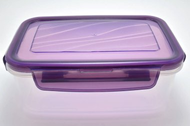 Uzun süre yiyecek depolamak için şeffaf plastik kap kullanımı