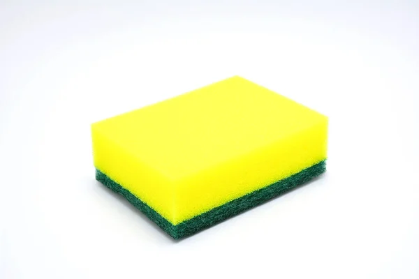 プレートやボウルを洗浄するための黄色と緑の色の使用でスポンジプラススクラバー — ストック写真