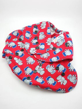 MANILA, PH - 21 Temmuz - 21 Temmuz 2020 'de Filipinler' in Manila kentinde kırmızı bebek bezi.