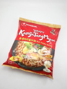MANILA, PH - 21 Temmuz - Nongshim kamja tang myun patates noodles 21 Temmuz 2020 tarihinde Manila, Filipinler.
