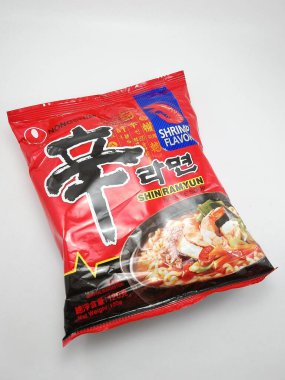 MANILA, PH - 21 Temmuz - 21 Temmuz 2020 'de Manila, Filipinler' de Nongshim shin ramyun karides aromalı erişte.