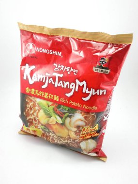 MANILA, PH - 21 Temmuz - Nongshim kamja tang myun patates noodles 21 Temmuz 2020 tarihinde Manila, Filipinler.