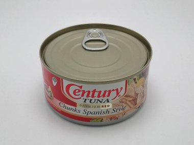 MANILA, PH - NOV 18 - Century Tuna, 11 Kasım 2018 tarihinde Manila, Filipinler 'de İspanyol usulü konserve kutusu parçaladı.