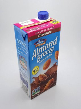 MANILA, PH-18 - 11 Kasım 2018 'de Filipinler, Manila' da Badem esintili çikolata aromalı badem sütü.