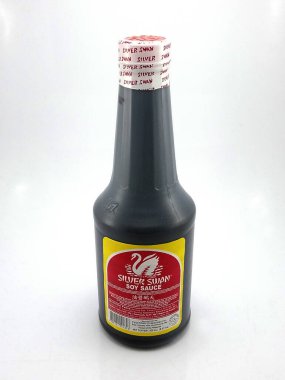 MANILA, PH-18 - 11 Kasım 2018 tarihinde Manila, Filipinler 'de gümüş kuğu soya sosu şişesi.