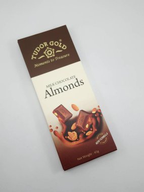 MANILA, PH - 21 Temmuz - Tudor altın sütlü çikolata bademleri 21 Temmuz 2020, Manila, Filipinler.
