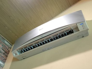 QUEZON ŞEHRİ, PH - 28 Temmuz 2020 'de Quezon City, Filipinler' de panasonik klima.