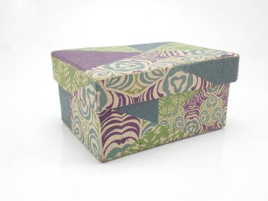 Mor ve yeşil küçük karton kutu, içine küçük ögeler koymak için kapak kullanımı