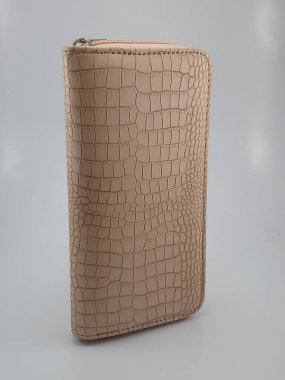 Et rengi kaba deri kadın cüzdanı içine para ve kart koymak için kullanılır.