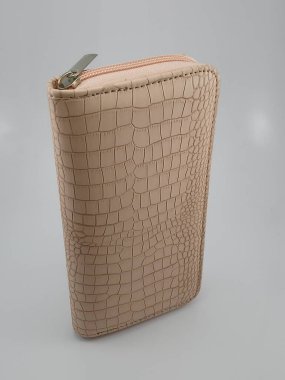 Et rengi kaba deri kadın cüzdanı içine para ve kart koymak için kullanılır.