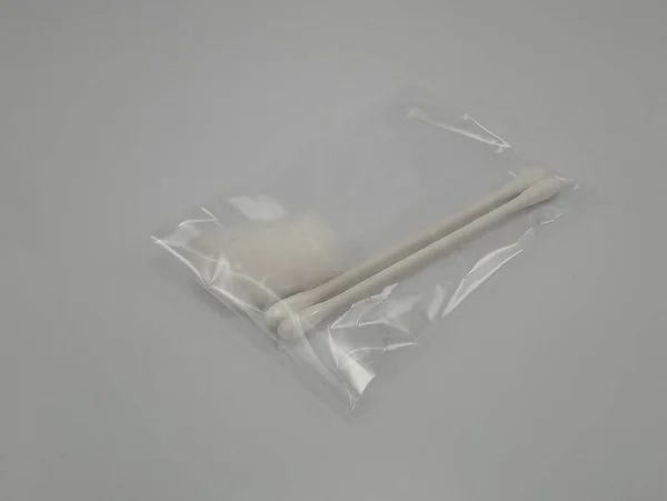 Brotes Algodón Blanco Palo Colocados Uso Plástico Transparente Para Limpiar — Foto de Stock