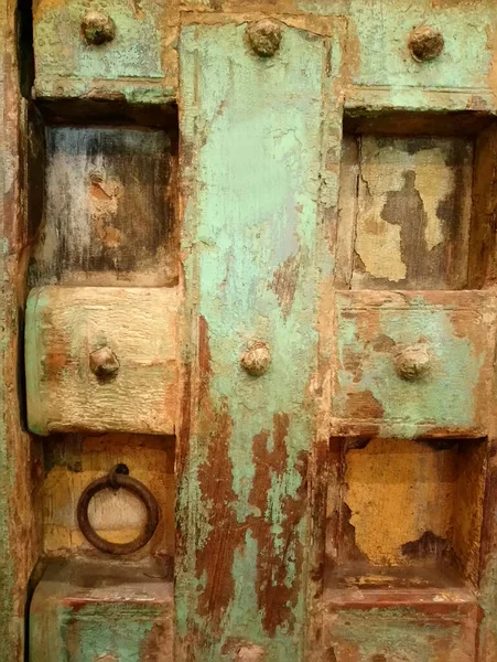 芸術的な詳細を持つヴィンテージ素朴な外観木製の緑のドアは 開閉アクセスするために使用します — ストック写真