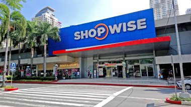 QUEZON ŞEHRİ, PH - 19 Mart 2018 tarihinde Quezon City, Filipinler 'de süpermarket cephesi.