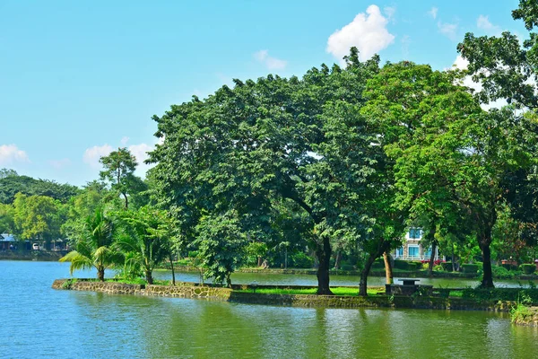 Ezon City Sept 2018年9月23日菲律宾奎松市Ninoy Aquino公园和野生动物中心的湖泊和树木 — 图库照片