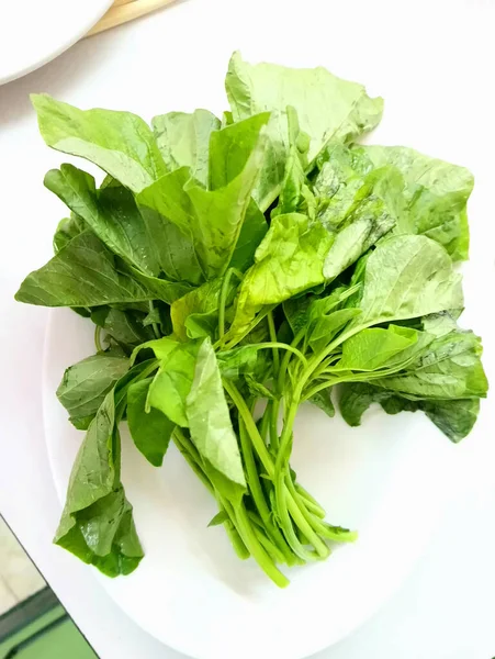 Πράσινο Φυλλώδη Λαχανικά Στο Πιάτο Σερβίρουν Στο Εστιατόριο Shabu Shabu — Φωτογραφία Αρχείου