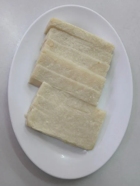 Белый Сырой Рыбный Торт Тарелке Подают Ресторане Shabu Shabu Hotpot — стоковое фото