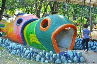MANILA, PH - SEPT 8 - 8 Eylül 2018 'de Manila, Filipinler' de çocuk parkı balık tüneli.
