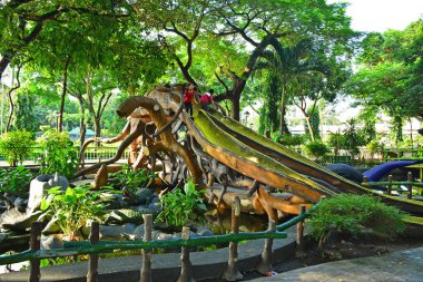 MANILA, PH - SEPT 8 - 8 Eylül 2018 'de Manila, Filipinler' de çocuk parkı ağaç evi ve kaydırak.