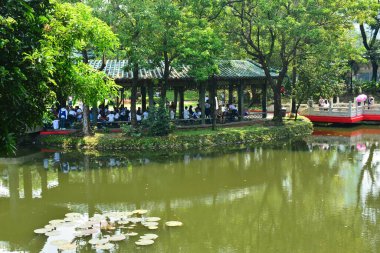 MANILA, PH - OCT 14 - 14 Ekim 2018 'de Manila, Filipinler' deki Rizal Park 'ta Çin bahçe pavyonu.