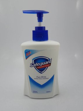 MANILA, PH - OCT 14 - 14 Ekim 2018 'de Filipinler, Manila' da saf beyaz antibakteriyel el el yıkama şişesi.