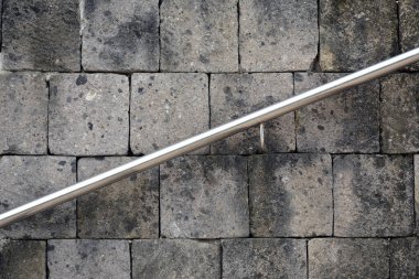 Filipinler 'deki parkta paslanmaz çelik korkuluklu beton kaplama arka plan dokusu