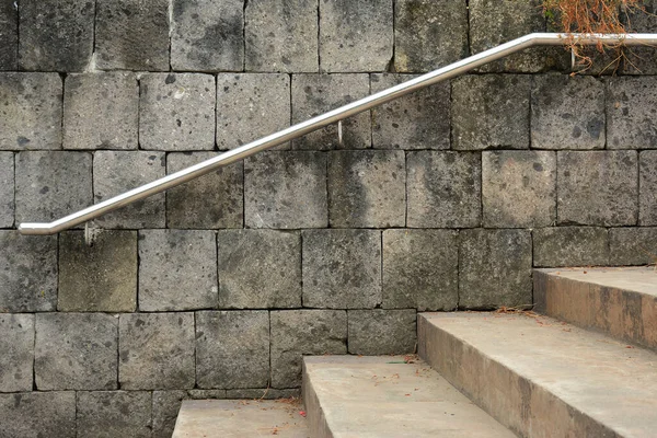 フィリピンの公園でステンレス製の手すりとコンクリートタイルのクラッディングの背景テクスチャ — ストック写真
