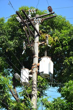 Her eve elektrik iletimi için kablo kablosu olan elektrik direği