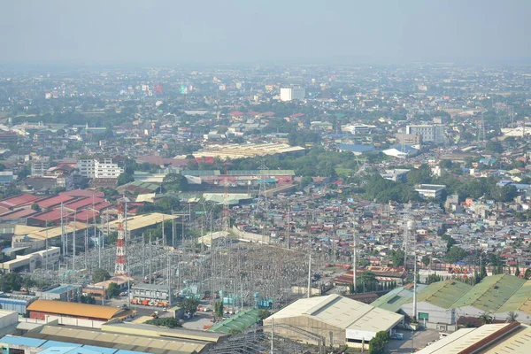 Quezon City 12月25日 フィリピンのケソン市で12月25日の昼間の午後の間にケソン市の概要 — ストック写真