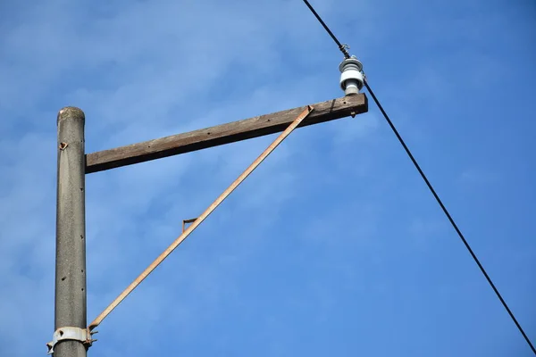 Her Eve Elektrik Iletimi Için Kablo Kablosu Olan Elektrik Direği — Stok fotoğraf