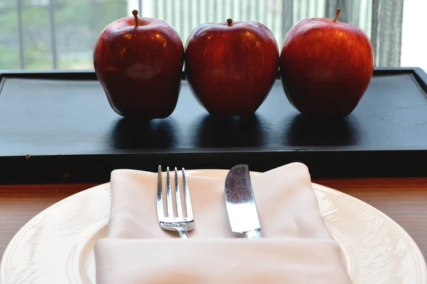 Complimentary Ripe Apples Knife Fork Cloth Napkin Plate Use Eat — Stock Photo, Image