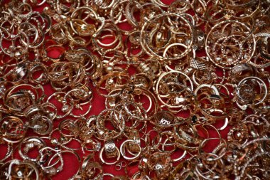 Çin inancının bir parçası olarak bayanlar için altın küpeler şans tılsımı