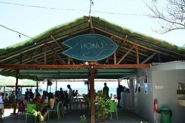 LA UNION, PH - 18 Nisan - Honu tatil beldesi ön cephesi 18 Nisan 2019, La Union, Filipinler.