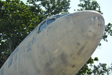 Terk edilmiş bir uçak Filipinler 'de uzun süre paslı bırakmış.