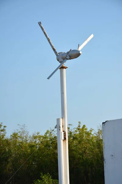 Білий Вітряк Один Невеликий Пропелер Використовується Перетворення Вітру Електричну Енергію — стокове фото