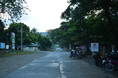 AURORA, PH - 21 Nisan 2019 Dingalan, Aurora, Filipinler 'de ağaçlı yol.