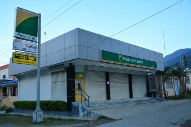 AURORA, PH - 21 Nisan 2019 Dingalan, Aurora, Filipinler 'de Yapımcılar banka cephesi.