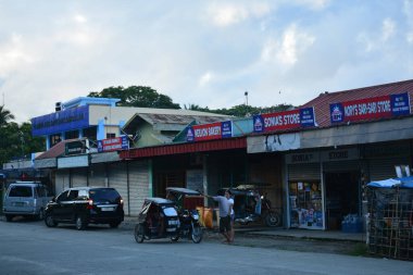 AURORA, PH - 21 Nisan 2019 Dingalan, Aurora, Filipinler 'de çeşitli mağaza cepheleri.