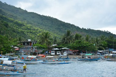AURORA, PH - 21 Nisan - 21 Nisan 2019 'da Filipinler' in Aurora kentindeki Dingalan besleme limanında motorize ahşap botlar.