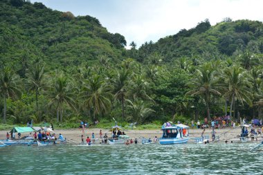 AURORA, PH - 21 NİSAN 21 Nisan 2019 'da Dingalan, Aurora, Filipinler' deki White Beach Resort 'ta insanlar toplandı.