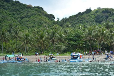 AURORA, PH - 21 NİSAN 21 Nisan 2019 'da Dingalan, Aurora, Filipinler' deki White Beach Resort 'ta insanlar toplandı.